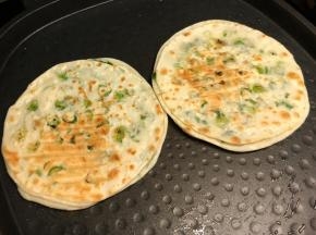 烙至两面金黄即可。