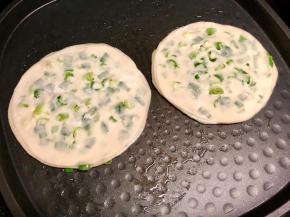 把做好的两个葱油饼放进去烙。