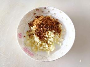 2.	大蒜切末，拌入烧烤料，再加入少许玉米油搅拌均匀，