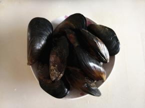 1.	贻贝清洗干净，控水备用，