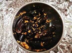 3.	将拌好的佐料撒在贻贝上，拌均匀，