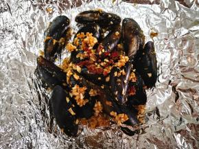 5.	干辣椒切碎，撒在上面，将锡纸包好，