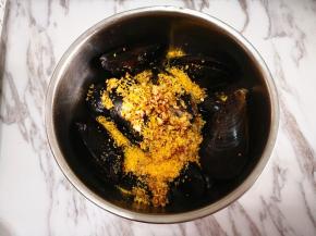 4.	再撒上面包糠拌均匀，倒在锡纸上，