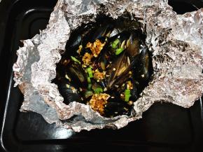 7.	烤好后，打开锡纸，撒上少许葱花，可以品尝了。