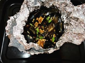 7.	烤好后，打开锡纸，撒上少许葱花，可以品尝了。