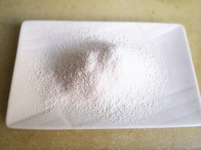 3.低筋面粉过筛备用，