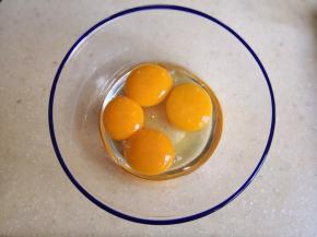 1.3个蛋黄与1个全蛋混合装在干净无油的碗里，