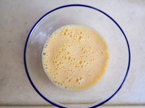 2.用手动打蛋器搅打均匀，再加入牛奶拌匀，