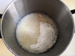 5.倒入过筛的低筋面粉，迅速搅拌均匀，此时制作的是烫面，可以闻到面粉与油接触时的香味，这样做出的蛋糕才会像棉花一样柔软，