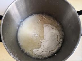 5.倒入过筛的低筋面粉，迅速搅拌均匀，此时制作的是烫面，可以闻到面粉与油接触时的香味，这样做出的蛋糕才会像棉花一样柔软，