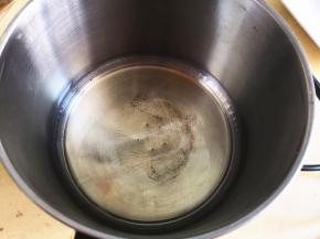 4.玉米油倒入锅中加热，起纹路时关火