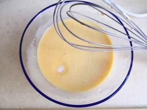 7.加入盐，再次搅拌均匀，