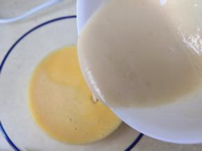 6.面糊放凉后，倒入蛋黄糊里，搅拌均匀，