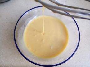 8.搅拌好的面糊呈流淌状态，会比较稀，