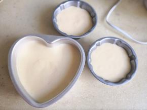 11.将蛋糕糊倒入模具中，震动几下，震出大气泡，注意这是要水浴加热，所以最好用固底蛋糕模，如果用的是活底的，需要在外面包上锡纸，