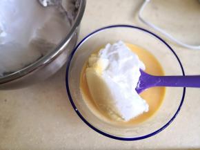 10.先取1/3的蛋白加入蛋黄中，翻拌均匀，再全部倒入蛋白中，翻拌至均匀，注意动作要轻，要快，防止消泡，