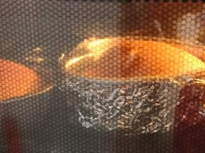 12.烤箱预热，烤盘加入凉水放在中层偏上，预热10分钟以上，上下火，170度烤25分钟，再转150度烤20分钟左右。