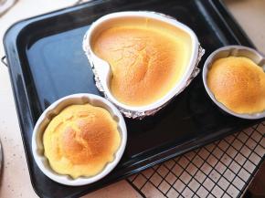 13.烤好出炉震动几下，马上倒扣，凉透了再脱模食用。