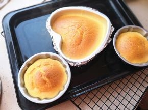 13.烤好出炉震动几下，马上倒扣，凉透了再脱模食用。