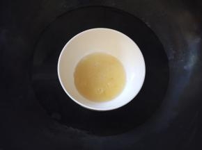 挤掉多余水分，隔热水融化成液体，倒入酸奶中搅拌均匀