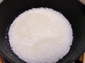 100克淡奶油放入奶锅里煮开