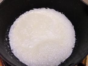 100克淡奶油放入奶锅里煮开