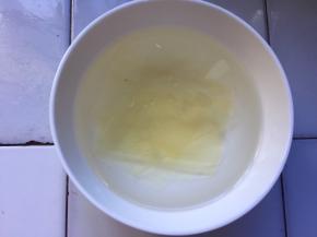 现在开始做酸奶慕斯液，将吉利丁片用冷水泡软