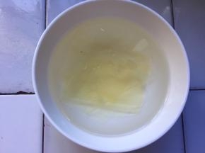 现在开始做酸奶慕斯液，将吉利丁片用冷水泡软