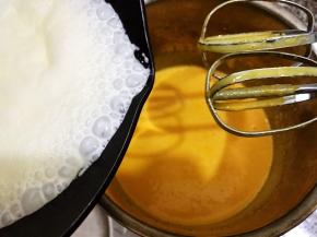 煮开的奶油倒入蛋黄糊里
