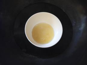 将吉利丁片泡软隔热水融化，倒入抹茶牛奶糊中搅拌均匀