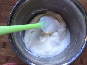 将酸奶倒入淡奶油搅拌均匀，酸奶慕斯液就做好了