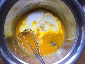 加入纯牛奶和玉米油搅拌均匀