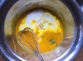 加入纯牛奶和玉米油搅拌均匀