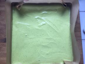 倒入烤盘中，放入预热好的烤箱140度，上下火20分钟