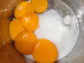 先准备3个盆和一个奶锅
6个蛋黄和100和白糖放入盆里