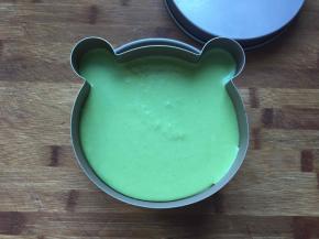 将淡奶油加入7克白砂糖打发至5分初有纹路状态，和抹茶糊混合均匀，倒入模具中，放入冰箱冷藏4小时以上