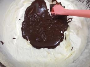 先把巧克力糊加入打发好的淡奶油里