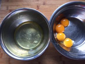 将蛋清和蛋黄分离，蛋白盆中应无油无水无蛋黄