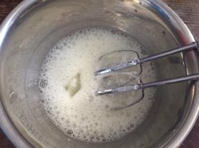 蛋白中加入柠檬汁，低速打发至粗泡状态，加入三分之一白砂糖