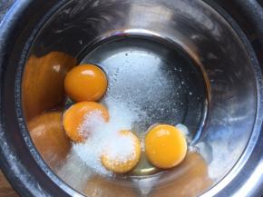 蛋黄加入白砂糖搅拌均匀