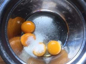 蛋黄加入白砂糖搅拌均匀