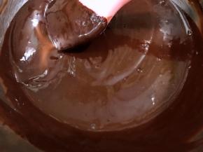 翻拌均匀后的巧克力糊放一边晾凉备用