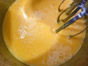 用打蛋器打至蛋黄浓稠体积变大，听不到白糖的沙沙声