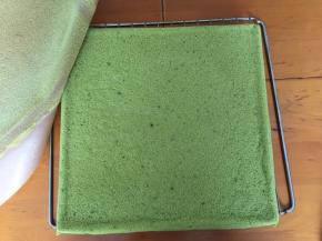 出炉放在烤网上，撕掉油纸，待凉备用