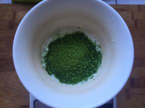 做抹茶慕斯液，将纯牛奶和抹茶，白砂糖放一起，隔热水搅拌均匀，白砂糖融化