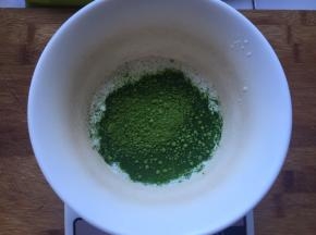 做抹茶慕斯液，将纯牛奶和抹茶，白砂糖放一起，隔热水搅拌均匀，白砂糖融化