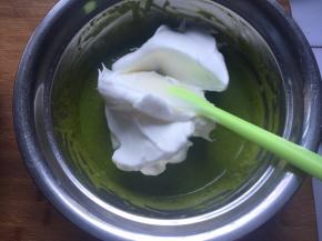 分一半蛋白到抹茶蛋黄糊中，从下向上翻拌均匀
