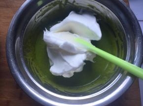 分一半蛋白到抹茶蛋黄糊中，从下向上翻拌均匀