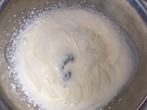 淡奶油加入白砂糖打发至5分发，刚有纹路状态