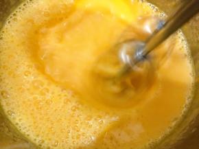 一定要一边加一边用电动打蛋器不停打发